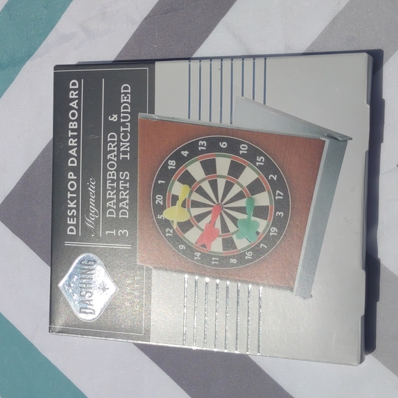🎁 🆕 desktop magnetic mini dart board gift set - Picture 3 of 7